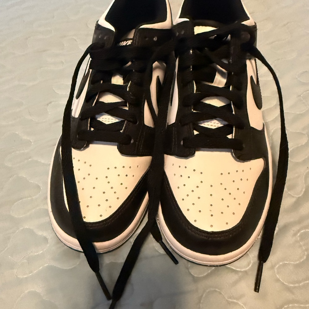 Nike Kids  Black and White Low-Top Sneakers. Barely worn Size 5Y